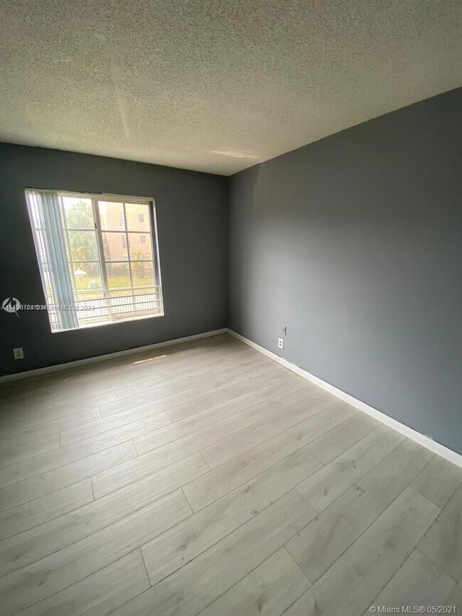 Foto del edificio - 5241 Geneva Ct