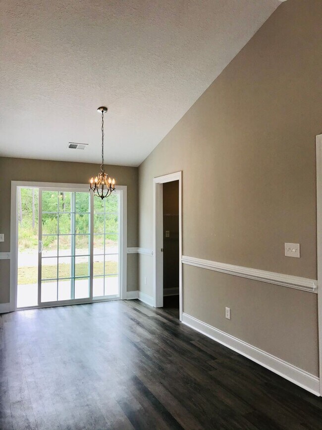 Foto del edificio - Gorgeous newer home with high end finishes...