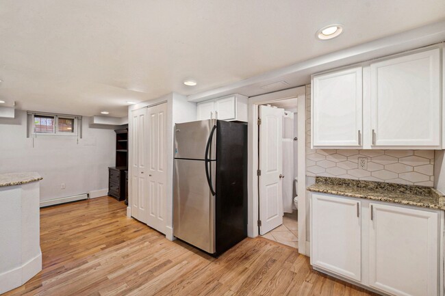Building Photo - Available Immediately! Beautifully Renovat...
