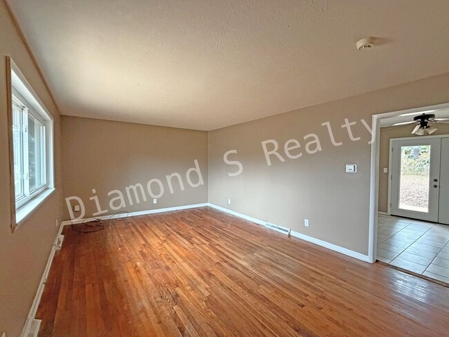 Building Photo - 3 Bedroom Home Close to Sunshine and 65!