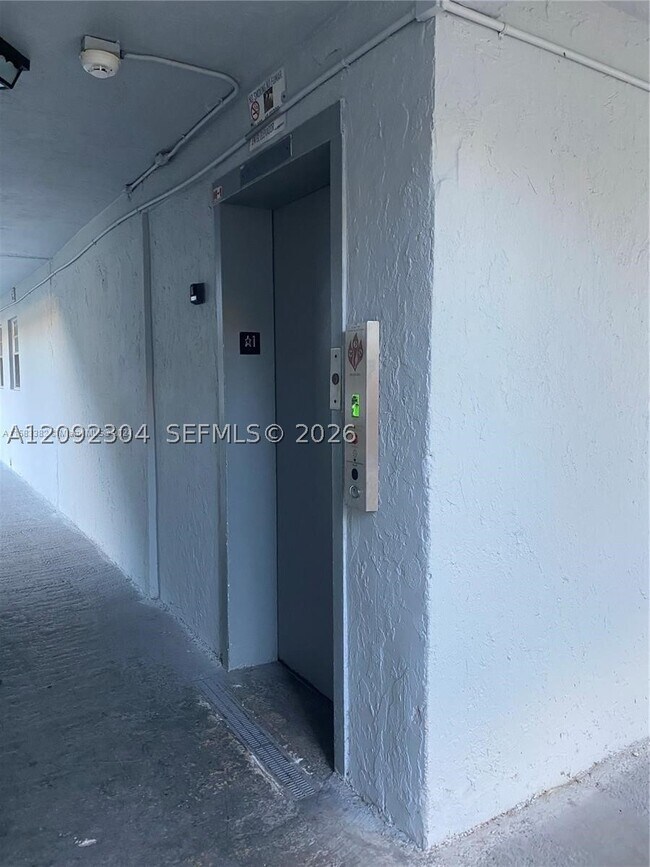 Building Photo - 1735 W 60th St