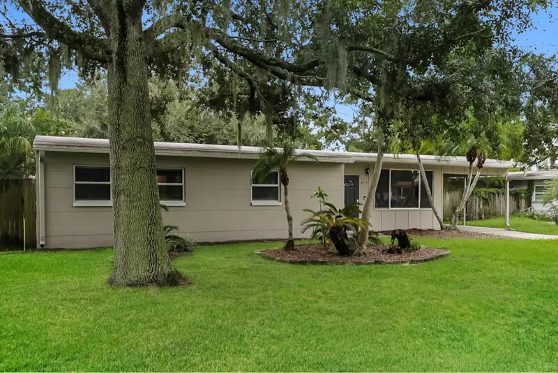 Foto principal - 813 E River Dr