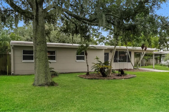Building Photo - 813 E River Dr