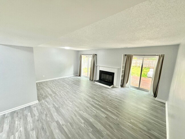 Building Photo - Welcome home to this beautifully updated 3...
