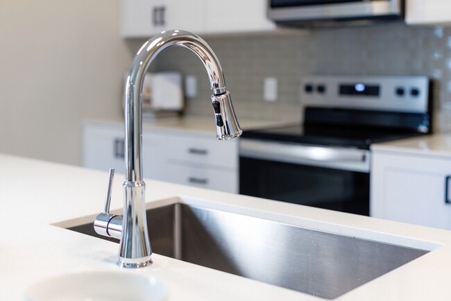 Cocina con acabados y accesorios mejorados. - Avalon Lake Norman