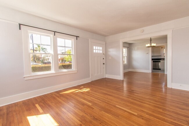 Building Photo - Charming North Park 2 Bed/1Bath with Washer/Dryer, Backyard & Parking!