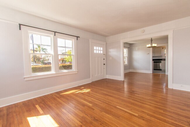 Foto del edificio - Charming North Park 2 Bedroom with Washer/Dryer, Backyard & Parking!
