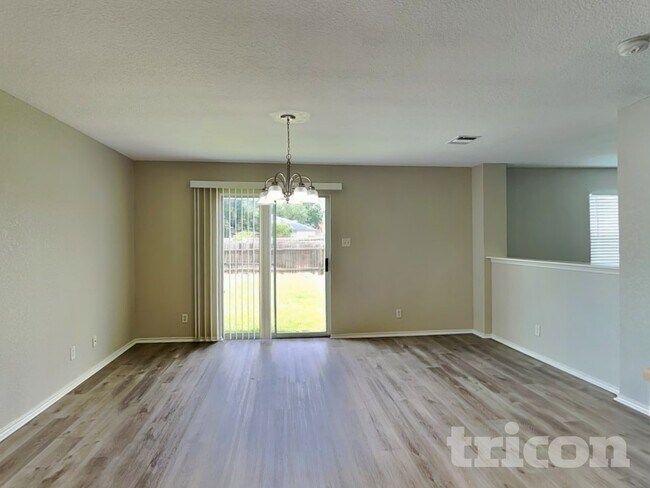 Foto del edificio - 8203 Maple Meadow Dr