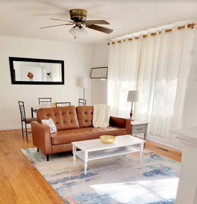 Foto del edificio - 8000 Maplewood Dr