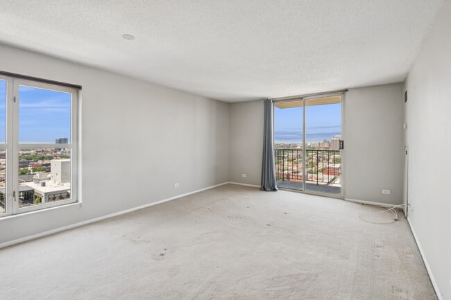 Building Photo - 1212 N La Salle Dr