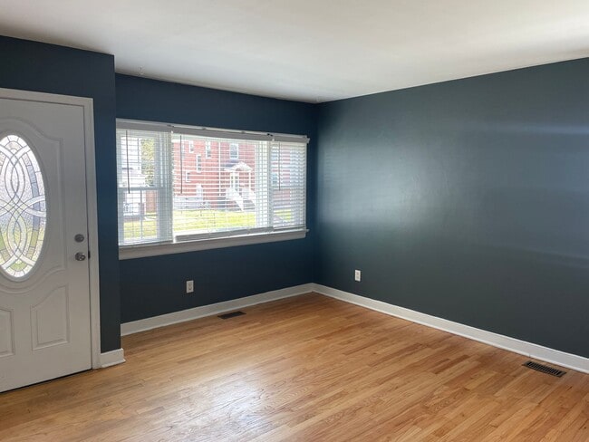 Building Photo - NOW AVAILABLE -  3 Bedroom, 1 Bath Home Ne...