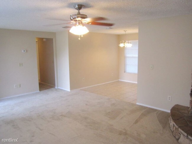 Building Photo - 2636 Pinewood Blvd E
