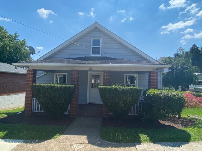 Building Photo - 4 Bedroom / 1 Bath Home For Rent!