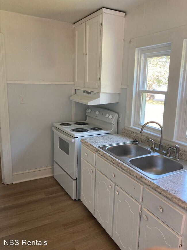 Building Photo - 4 br, 1 bath House - 178 Northwest Blvd.