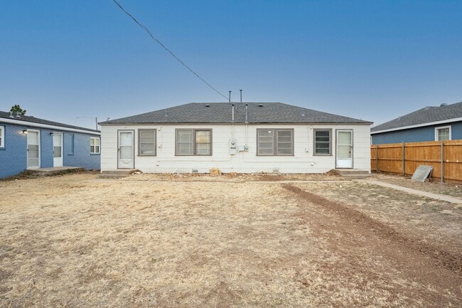 Building Photo - 927 S Bryan St