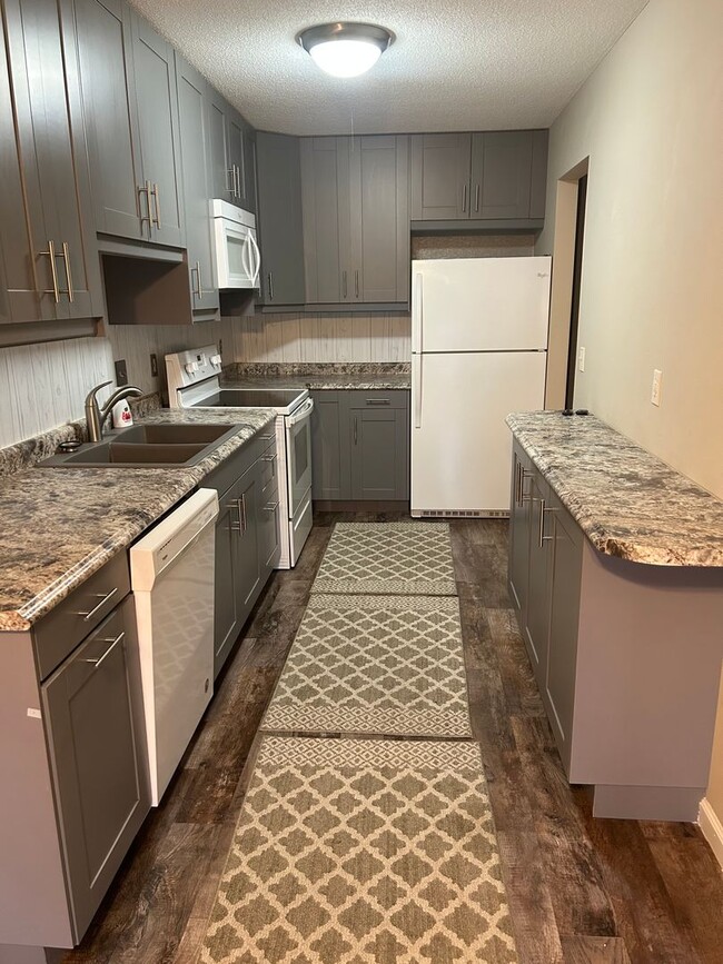 Building Photo - Available NOW! 3bd townhome in great Woodb...