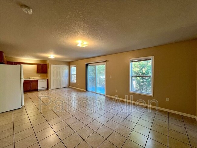 Building Photo - 6 Zell Ln