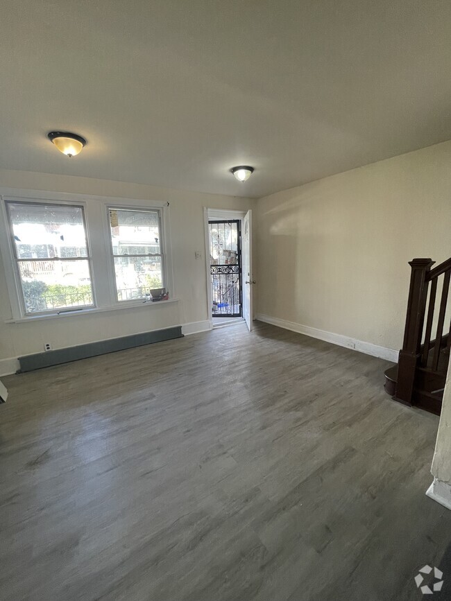 Building Photo - 5821 N Woodstock St