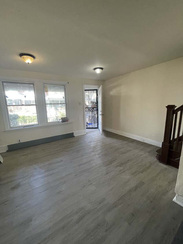 Primary Photo - 5821 N Woodstock St