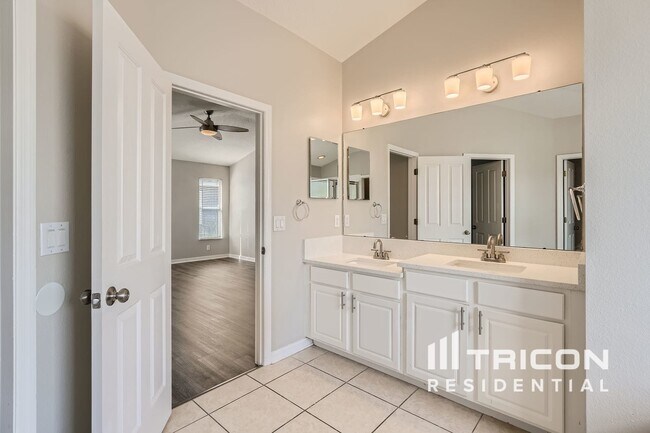 Building Photo - 8332 Crescent Moon Dr