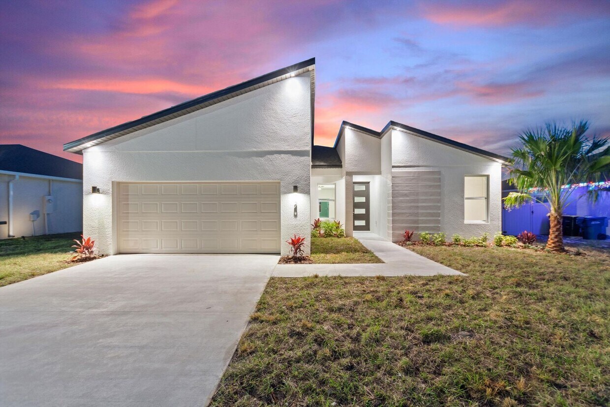 Primary Photo - Deposit-Free! Modern, energy efficient hom...
