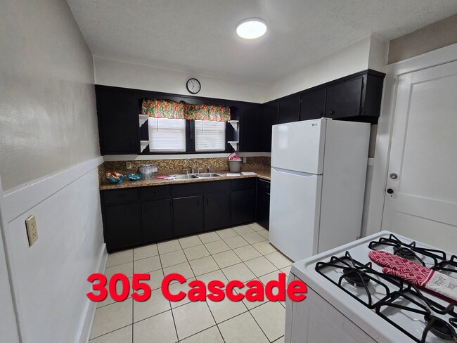 Building Photo - 305 Cascade St