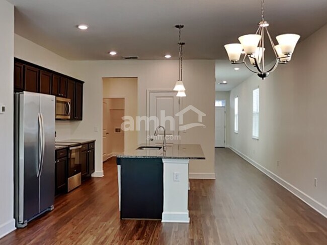 Foto del edificio - 916 Walden Woods Dr