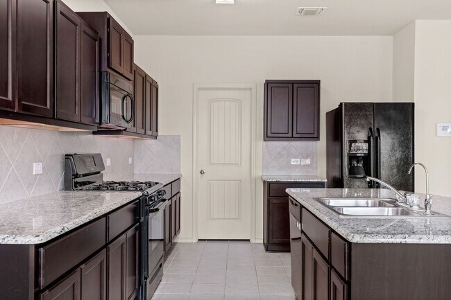 Building Photo - Large 4 bedroom in Cottonwood Creek!