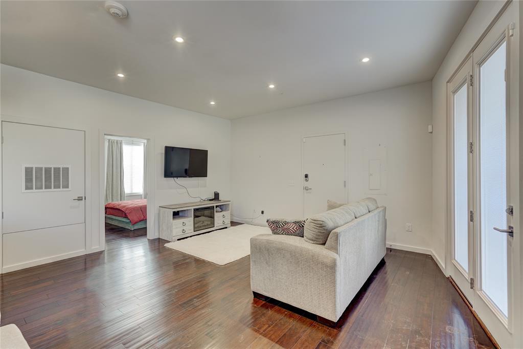 Building Photo - 627 Couch Dr