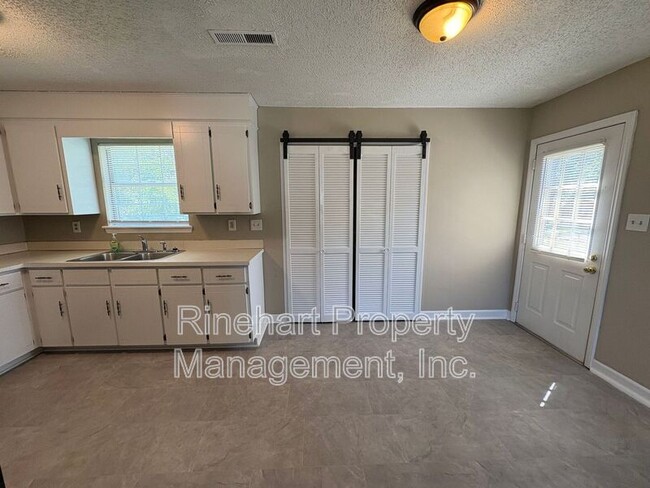 Building Photo - 1117 Southland Dr