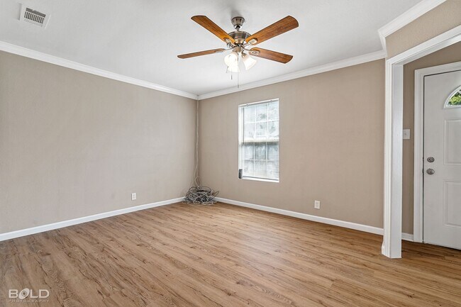 Building Photo - 3 Bedroom 2 Bath
