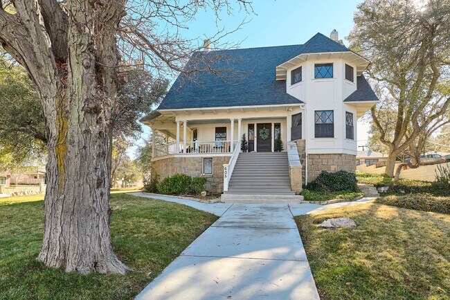 Building Photo - Stunning Historic 5 bedroom home in Downto...