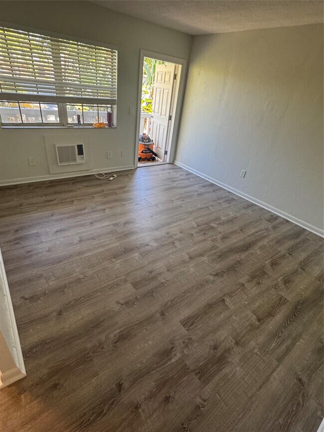 Building Photo - 612 NE 29th Dr