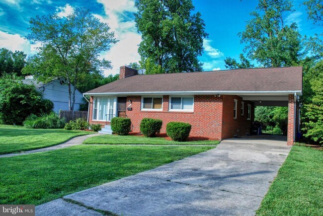 Building Photo - 9811 Parkwood Dr