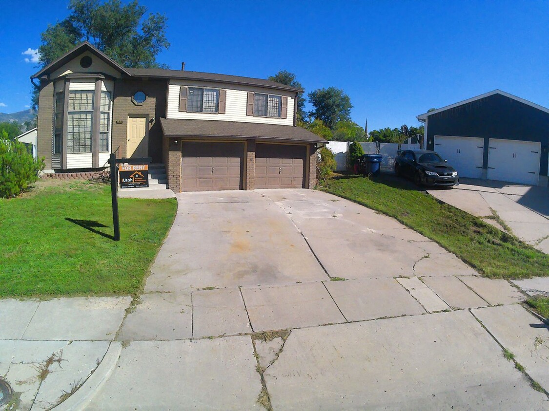 4 Bedroom 2 Bath Home 2 Car Garage. Dog F... - 4 Bedroom 2 Bath  Home 2 Car Garage. Dog F...