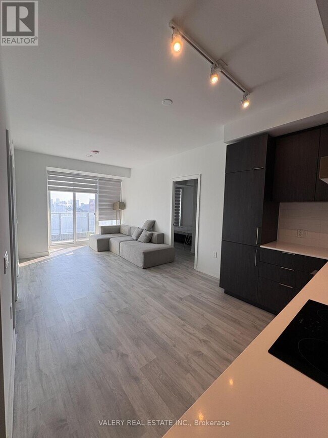 Building Photo - 8 Olympic Gdn Dr