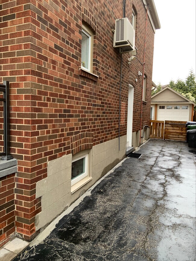 Building Photo - 31 Montcalm Av