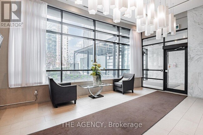 Building Photo - 5740-5740 Yonge St