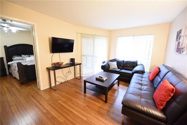 Building Photo - 18333 Roehampton Dr