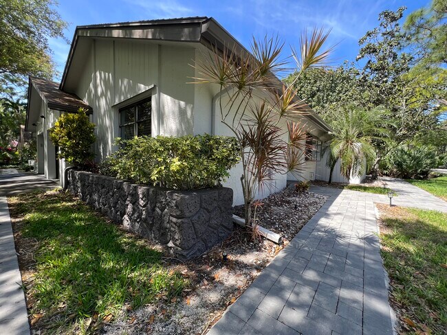 Building Photo - 4105 Palm Forest Dr S