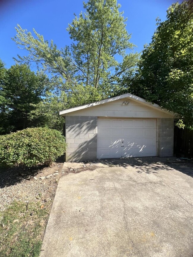 Building Photo - 13915 Petwood Blvd