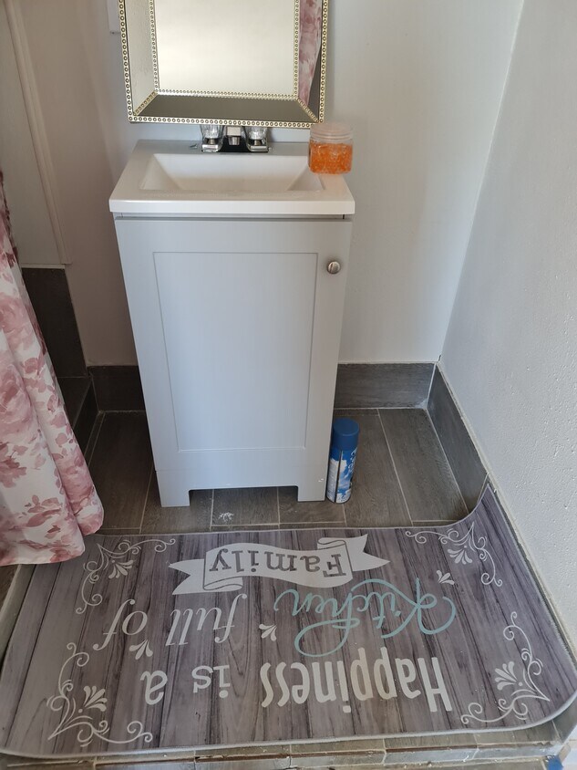 baño - 703 N Fickett St