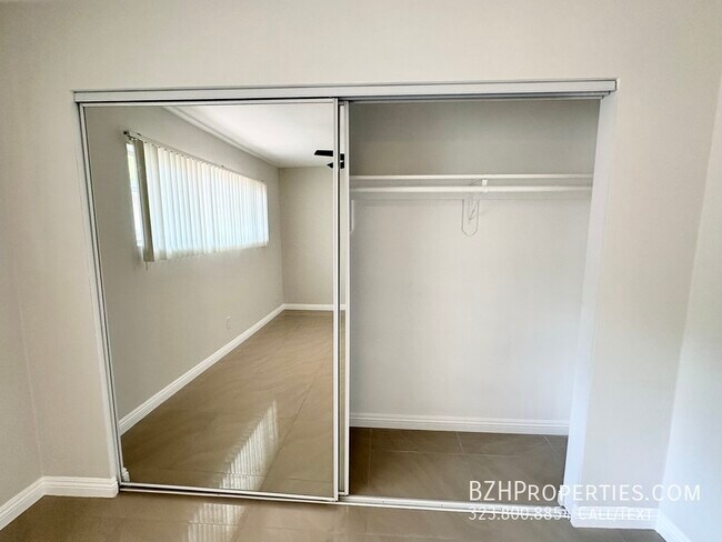 Building Photo - Renovated 1Bedroom 1Bathroom In Prime West...