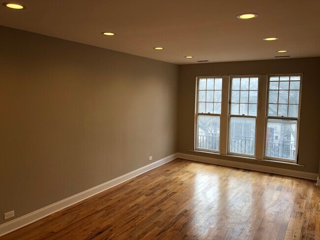 Living room - 1446 W Pensacola Ave