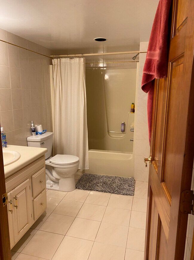 Bathroom - 485 Rosedale Ave