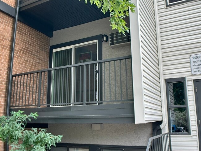 Building Photo - 1400 Golden Cir