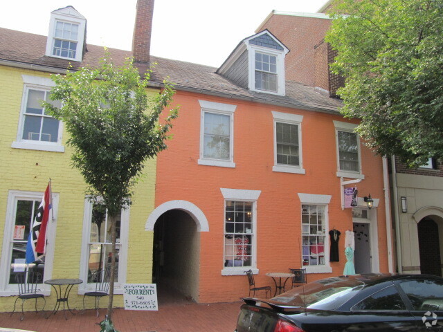 Building Photo - 614 Caroline St