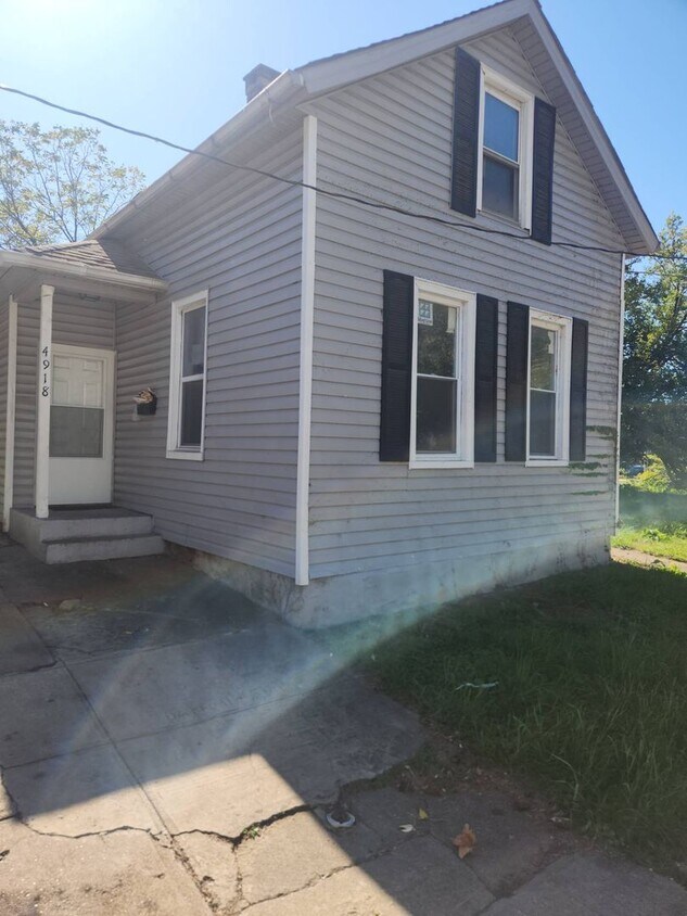 Primary Photo - Charming 6-Bedroom Property in Prime Location