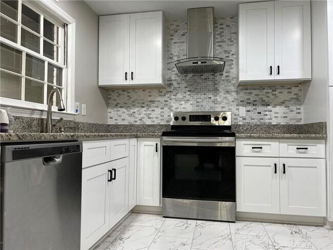 Building Photo - 2221 Pinecliff Dr NE