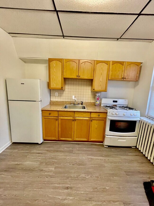 Foto del edificio - 2BR/1BA , Port Richmond, Available Now